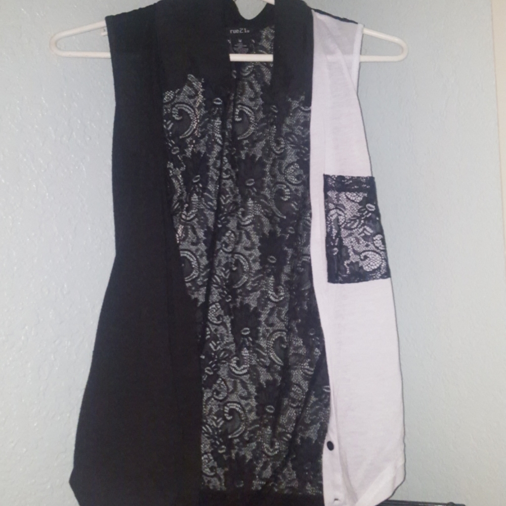 Lace sleeveless jacket
